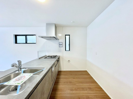 �L�b�`���@�u�₩�ȕ����ʂ蔲����L�b�`���B��������̂Ŗ��邭���C�ɂ��𗧂��܂��B