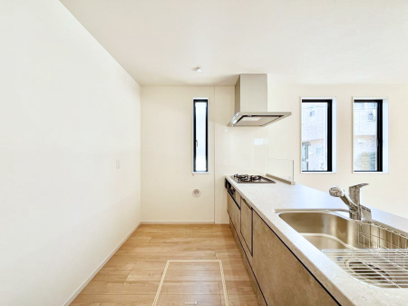 �L�b�`���@�u�₩�ȕ����ʂ蔲����L�b�`���B��������̂Ŗ��邭���C�ɂ��𗧂��܂��B