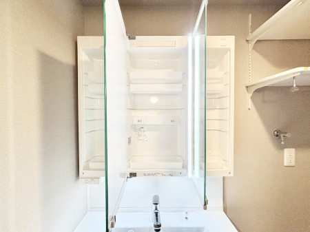 ���̑����ρ@�O�ʋ��̗��ɁA���ϕi��q���p�i�Ȃǂ����[�\�B���ʑ����������ƕۂ��܂��I