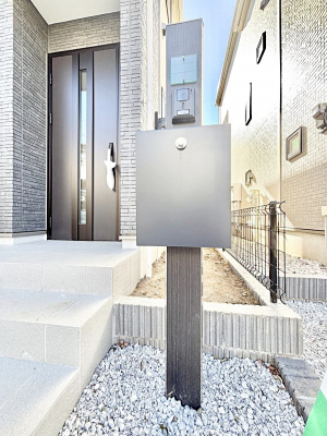 ���̑��@�\�D�E�C���^�[�z���E�|�X�g���ЂƂɏW��B�G���g�����X�ɂȂ��ރV���v���f�U�C���B