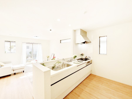 �L�b�`���@���Ƒ��̉�b�e�ޑΖʃL�b�`���B���������̃p�p�}�}�����Ƒ��Ɖ߂������Ԃ����������I