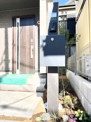 ���̑��@�\�D�E�C���^�[�z���E�|�X�g���ЂƂɏW��B�G���g�����X�ɂȂ��ރV���v���f�U�C���B