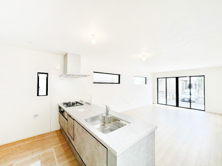 �L�b�`���@���Ƒ��̉�b�e�ޑΖʃL�b�`���B���������̃p�p�}�}�����Ƒ��Ɖ߂������Ԃ����������I