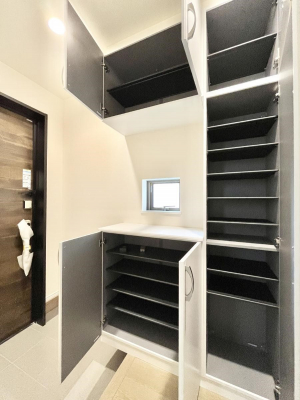 ���̑����ρ@�����Ղ���[�ł���V���[�Y�{�b�N�X�ŉƑ��S���̌C���A���ւ�������B  