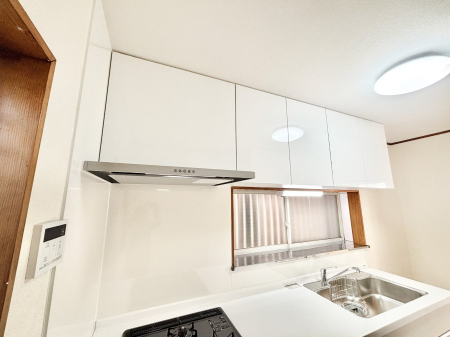 ���̑����ρ@�L�b�`���㕔�̒݌˒I��ݒu���܂����B