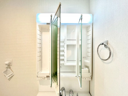 ���̑����ρ@�O�ʋ��̗��ɁA���ϕi��q���p�i�Ȃǂ����[�\�B���ʑ����������ƕۂ��܂��I