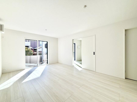 ���̑����ρ@�Ƒ��̏Ί炪���R�Ɛ��܂�Ă���A����ȕ��͋C�̃_�C�j���O�Ɏd�オ���Ă��܂��B