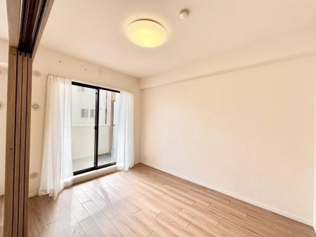 �q�������@���r���O�ɗאڂ����m���B�����˂��J������ƃ��r���O�ƌq����e���̋�Ԃɕϐg�I