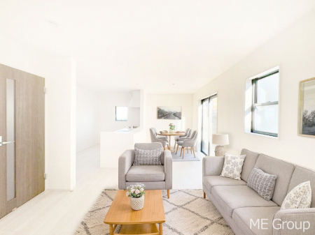 ���r���O�@�Ƒ��̘a�₩�ȉ�b���������Ă������B�J�����̂��郊�r���O�ł��B���Ƌ��CG�ł�  