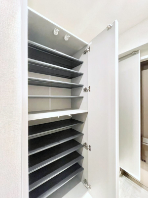 ���̑����ρ@�����Ղ���[�ł���V���[�Y�{�b�N�X�ŉƑ��S���̌C���A���ւ�������B  