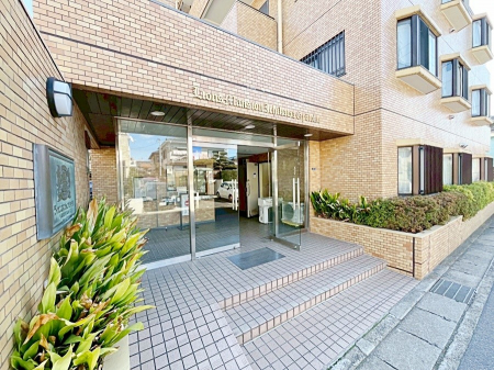 �G���g�����X�@�O�� �Y��ȃG���g�����X�́A���Z�҂�D�����}������Ă���܂�