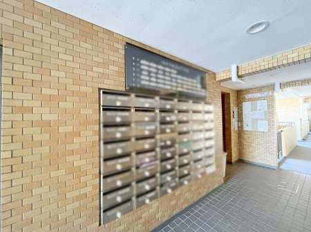 ���̑��@�|�X�g�̓G���g�����X���ɂ���̂ŉJ�ɔG�ꂸ�X�ւ��󂯎��܂��ˁI