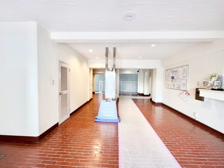 ���̑��@�҂����킹�ꏊ�Ƃ��Ă��֗��ȃG���g�����X���r�[