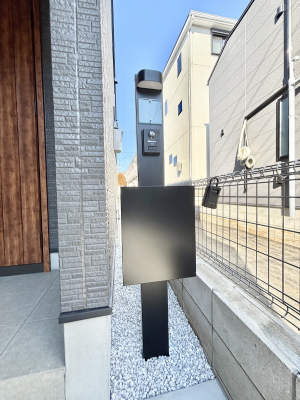 ���̑��@�\�D�E�C���^�[�z���E�|�X�g���ЂƂɏW��B�G���g�����X�ɂȂ��ރV���v���f�U�C���B