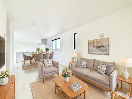 ���r���O�@�Ƒ��̘a�₩�ȉ�b���������Ă������B�J�����̂��郊�r���O�ł��B���Ƌ��CG�ł�  