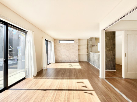 ���r���O�@���邢�z���������A�����̕��͋C�ɖ�������郊�r���O�E�_�C�j���O�B 