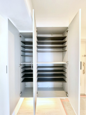 ���̑����ρ@�����Ղ���[�ł���V���[�Y�{�b�N�X�ŉƑ��S���̌C���A���ւ�������B  