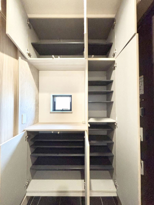 ���̑����ρ@�����Ղ���[�ł���V���[�Y�{�b�N�X�ŉƑ��S���̌C���A���ւ�������B  