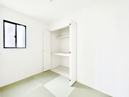 ���̑����ρ@���r���O�Ɨׂ荇���Ă���a���B�ق��ƈꑧ�ł���a�̋�Ԃ��Y�ꂸ�ɁB 