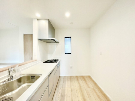 �L�b�`���@�u�₩�ȕ����ʂ蔲����L�b�`���B��������̂Ŗ��邭���C�ɂ��𗧂��܂��B