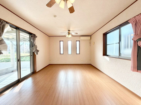 ���r���O�@���邢�z���������A�����̕��͋C�ɖ�������郊�r���O�E�_�C�j���O�B   