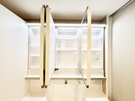 ���̑����ρ@�O�ʋ��̗��ɁA���ϕi��q���p�i�Ȃǂ����[�\�B���ʑ����������ƕۂ��܂��I