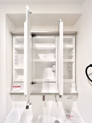 ���̑����ρ@�O�ʋ��̗��ɁA���ϕi��q���p�i�Ȃǂ����[�\�B���ʑ����������ƕۂ��܂��I