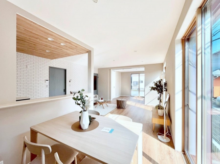 ���̑����ρ@�Ƒ��̏Ί炪���R�Ɛ��܂�Ă���A����ȕ��͋C�̃_�C�j���O�Ɏd�オ���Ă��܂��B