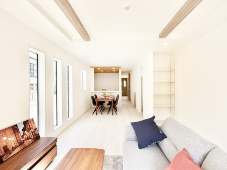 ���r���O�@�Ƒ��̘a�₩�ȉ�b���������Ă������B�J�����̂��郊�r���O�ł��B  