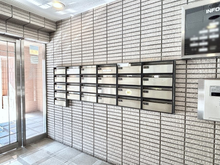 ���̑��@�|�X�g�̓G���g�����X���ɂ���̂ŉJ�ɔG�ꂸ�X�ւ��󂯎��܂��ˁI