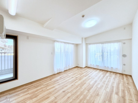 ���r���O�@���R������荞�܂�A�Ƒ��c���̏ꏊ�𖾂邭���o