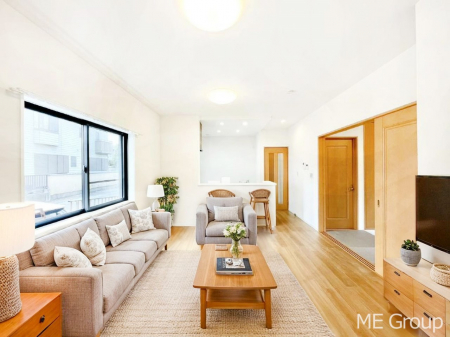 ���r���O�@�Ƒ��̘a�₩�ȉ�b���������Ă������B�J�����̂��郊�r���O�ł��B���Ƌ��CG�ł�  