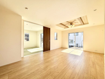 ���r���O�@�܏�V��͗��̓I�ȉ��s��������̂ŁA�V�䂪�L�������ĊJ���I�ȋ�Ԃ����o�ł��܂��B  