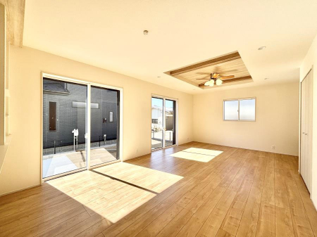 ���r���O�@���邢�z���������A�����̕��͋C�ɖ�������郊�r���O�E�_�C�j���O�B 