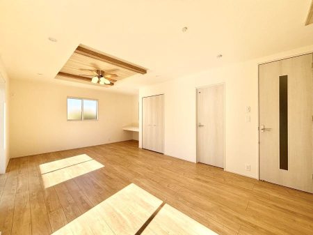 ���̑����ρ@�܂�グ�V��͂͗��̓I�ȉ��s��������̂ŁA�V�䂪�L�������ĊJ���I�ȋ�Ԃ����o�ł��܂��B  