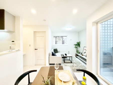 ���r���O�@���邢�z���������A�����̕��͋C�ɖ�������郊�r���O�E�_�C�j���O�B 