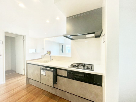 �L�b�`���@���r���O�ŗV�Ԃ��q�l�������Ȃ��炨�������ł���ΖʃL�b�`���B  