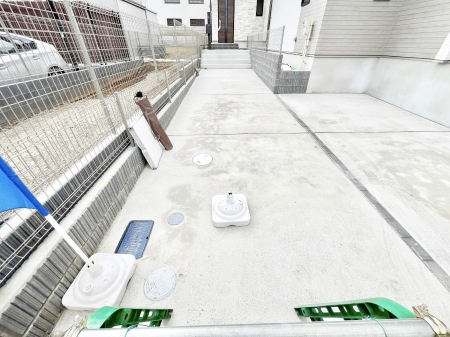 �@����2��\�I�}�Ȃ��q�l�̒��ԂɁB�܂��A���Ƒ��̎��]�ԃX�y�[�X�Ƃ��Ă��劈��B