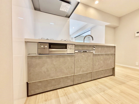 �L�b�`���@���Ƒ��̉�b�e�ޑΖʃL�b�`���B���������̃p�p�}�}�����Ƒ��Ɖ߂������Ԃ����������I