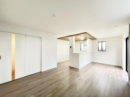 ���r���O�@���邢�z���������A�����̕��͋C�ɖ�������郊�r���O�E�_�C�j���O�B �@