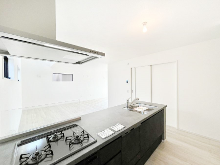 �L�b�`���@���r���O�ŗV�Ԃ��q�l�������Ȃ��炨�������ł���ΖʃL�b�`���B  