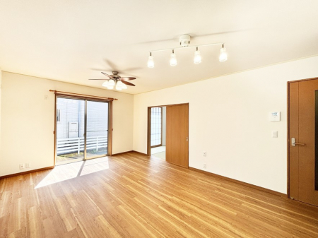 ���̑����ρ@�Ƒ��̏Ί炪���R�Ɛ��܂�Ă���A����ȕ��͋C�̃_�C�j���O�Ɏd�オ���Ă��܂��B