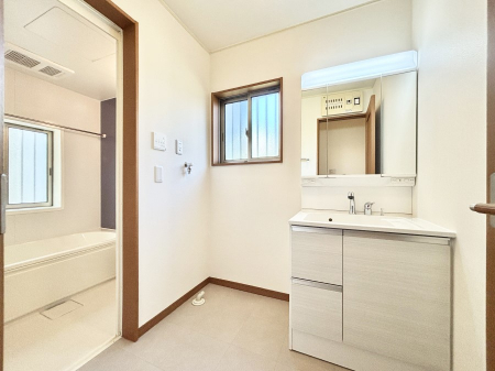 ���ʑ�E���ʏ��@��Ƃ�̐��ʃX�y�[�X�Œ��̐g�x�x���X���[�Y��