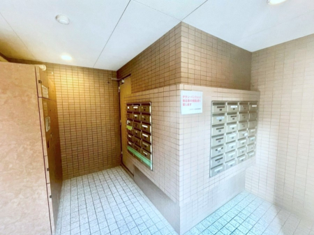 ���̑��@�|�X�g�̓G���g�����X���ɂ���̂ŉJ�ɔG�ꂸ�X�ւ��󂯎��܂��ˁI