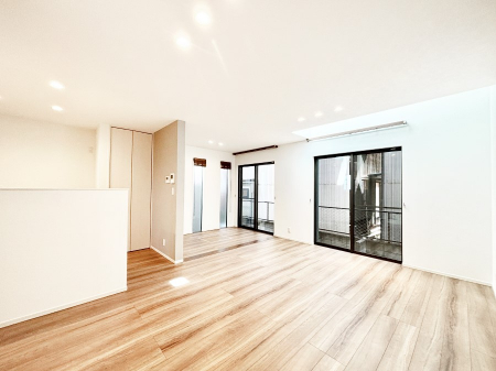 ���̑����ρ@�Ƒ��̏Ί炪���R�Ɛ��܂�Ă���A����ȕ��͋C�̃_�C�j���O�Ɏd�オ���Ă��܂��B