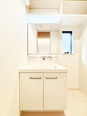 ���ʑ�E���ʏ��@�X�^�C�����O�ɕ֗��ȎO�ʋ��A�~���[�L���r�l�b�g�ōׂ������X�b�L��