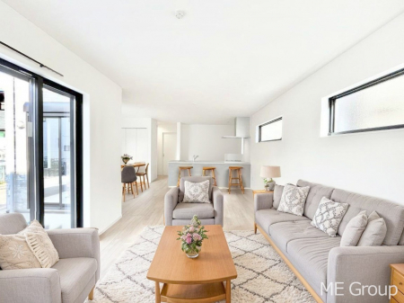 ���r���O�@�Ƒ��̘a�₩�ȉ�b���������Ă������B�J�����̂��郊�r���O�ł��B���Ƌ��CG�ł�  