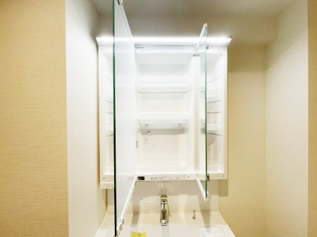 ���̑����ρ@�O�ʋ��̗��ɁA���ϕi��q���p�i�Ȃǂ����[�\�B���ʑ����������ƕۂ��܂��I