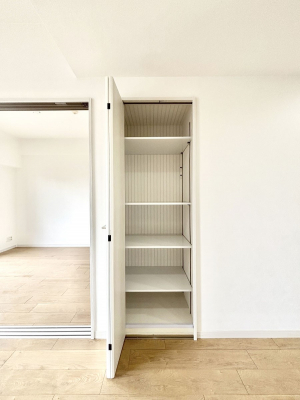 ���̑����ρ@���r���O���[�B�����Ɏ��[������ƕ����W�܂�LDK���X�b�L���Еt�������ł��ˁB  