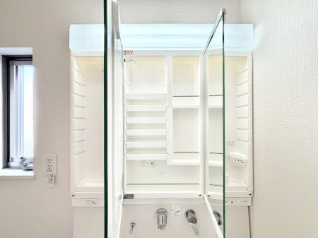 ���̑����ρ@�O�ʋ��̗��ɁA���ϕi��q���p�i�Ȃǂ����[�\�B���ʑ����������ƕۂ��܂��I